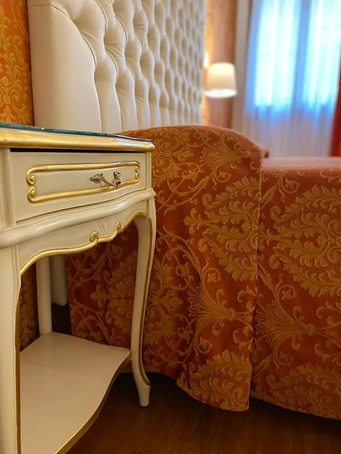 ***  ヴェネツィア ロカンダ カーサ クエリニ Bed & Breakfast イタリア