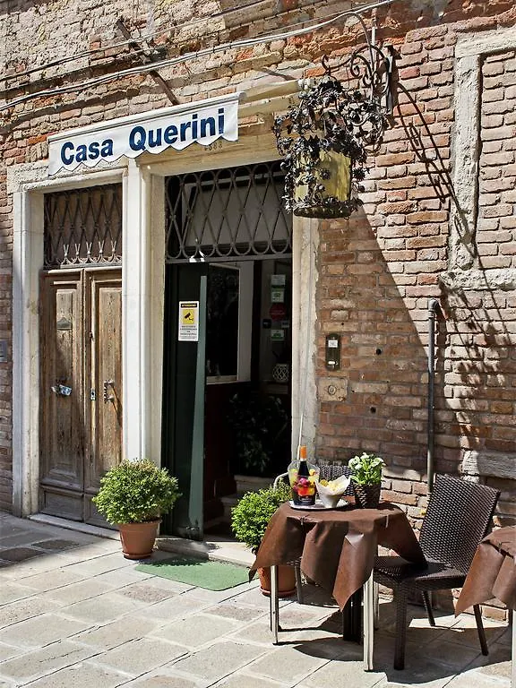 ***  ヴェネツィア ロカンダ カーサ クエリニ Bed & Breakfast イタリア